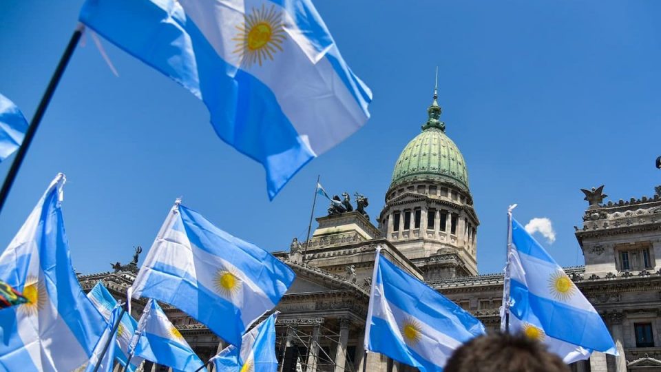 Rumo ao caos Novo presidente da Argentina quer congelamento de precos e alta de salarios