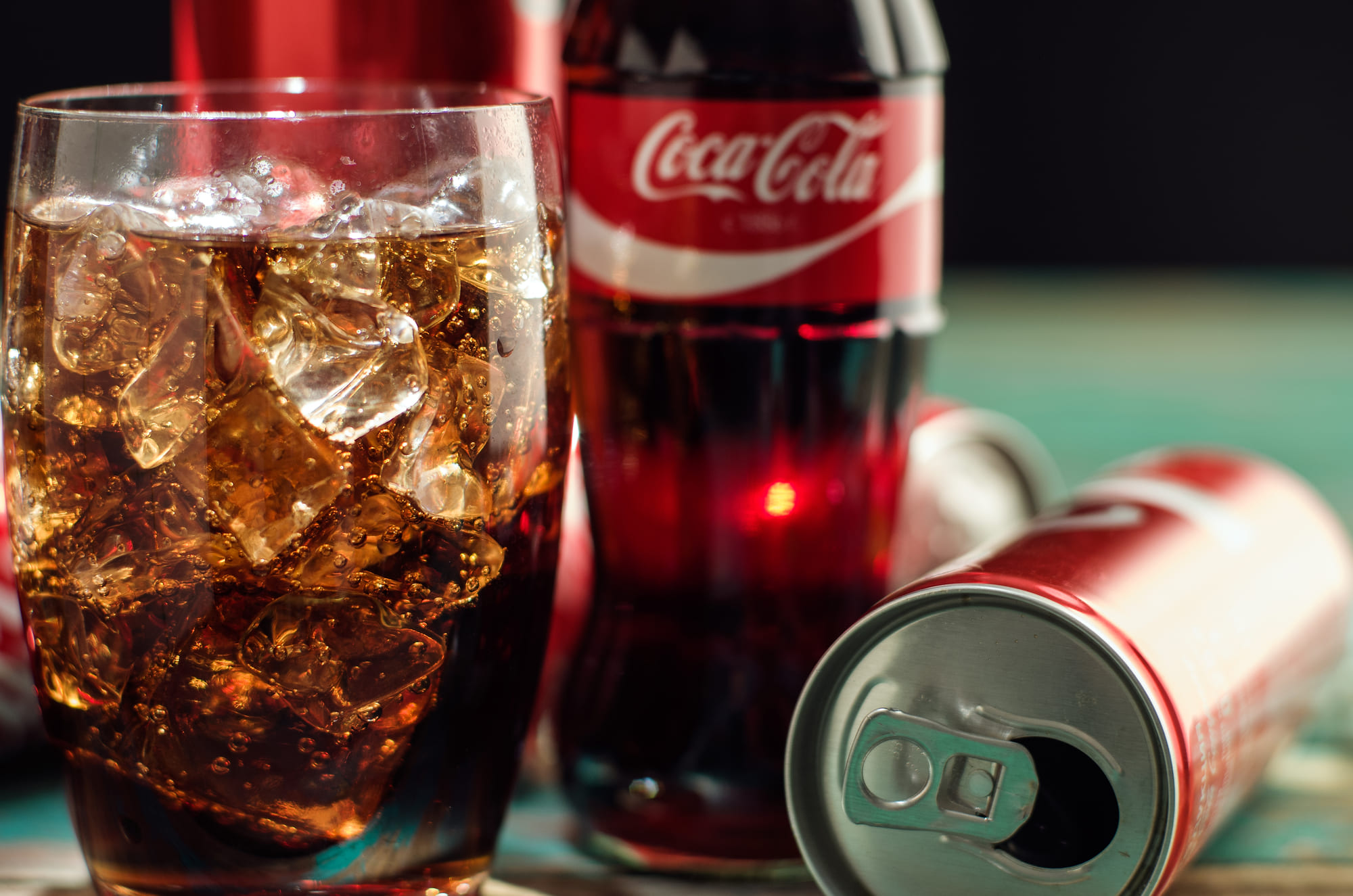 Кока кола какие напитки. Газировка «Coca-Cola» (1887 г). Газированные напитки Коко кола. Сладкие напитки. Кола в стакане.